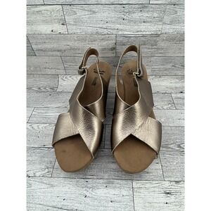 Clarks Shoes‎ Womens Size 8.5 Gold Metallic Wedge Sandals Cushion Soft Comfort